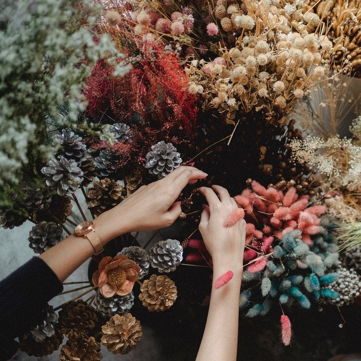 choosing dried flowers and grasses at a market