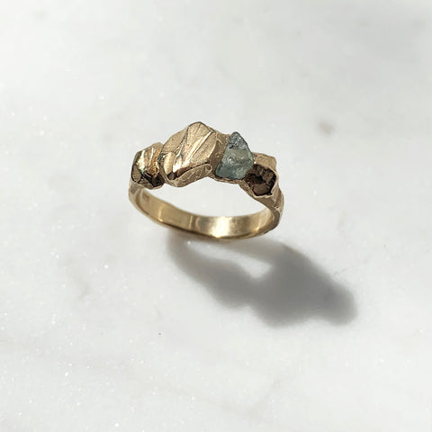 Bespoke ring in 14 karat gold with a raw ethical sapphire. Price: 11-14.000 DKK depending on the sapphire.