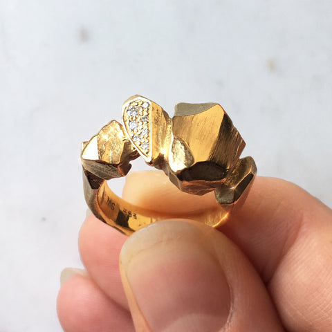 sarah_winther_forlovelsesring_vielsesring_diamanter_cut_rock_pavefatning_guld_håndlavet_københavn_guldsmed_smykkedesigner.jpg