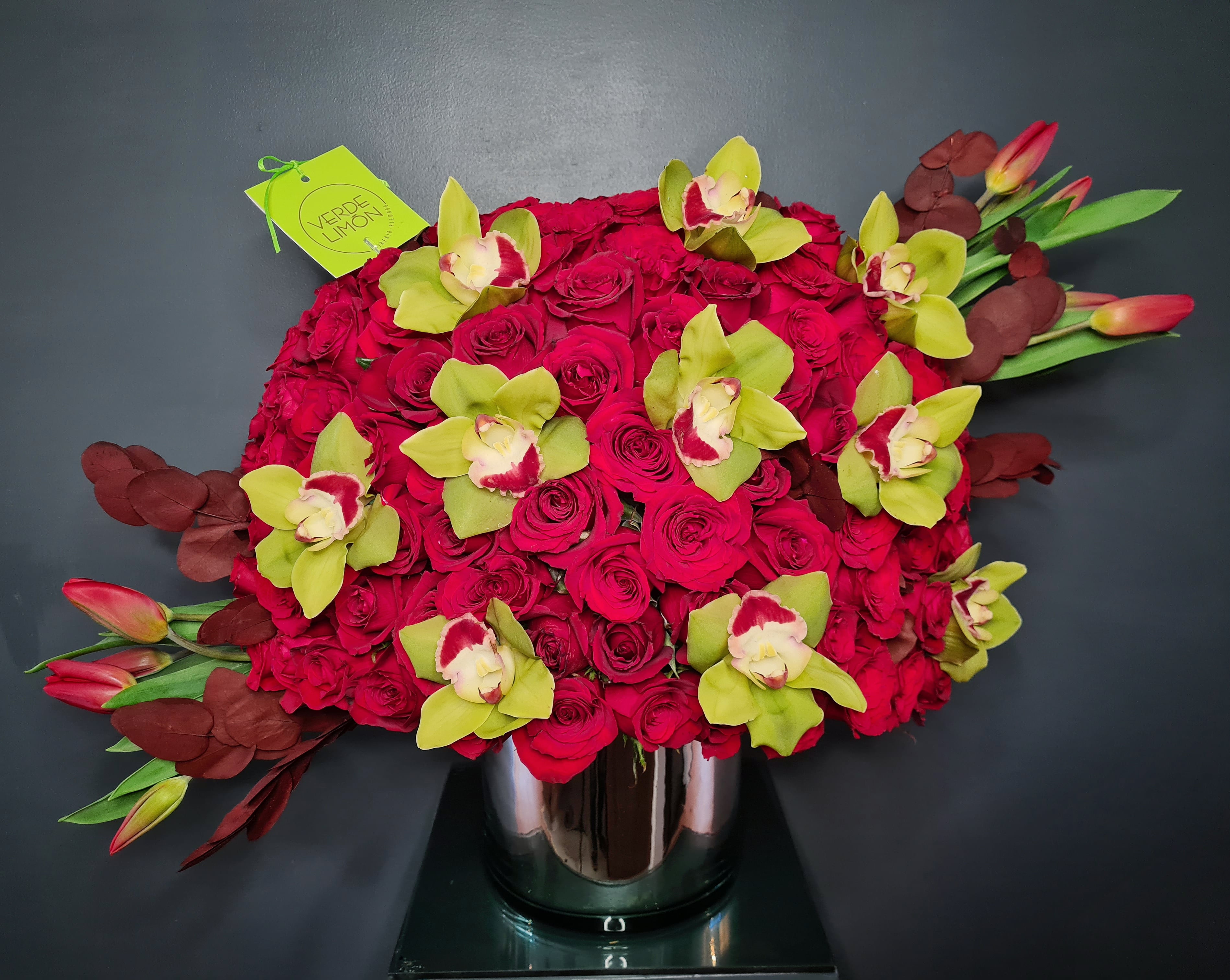 200 rosas, tulipanes y orquídeas cymbidium CONTACTANOS PARA COMPRAR WA –  Florería Verde Limón