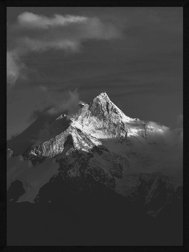 Se Bjergtop i sort/hvid plakat hos POSTERSbyUS