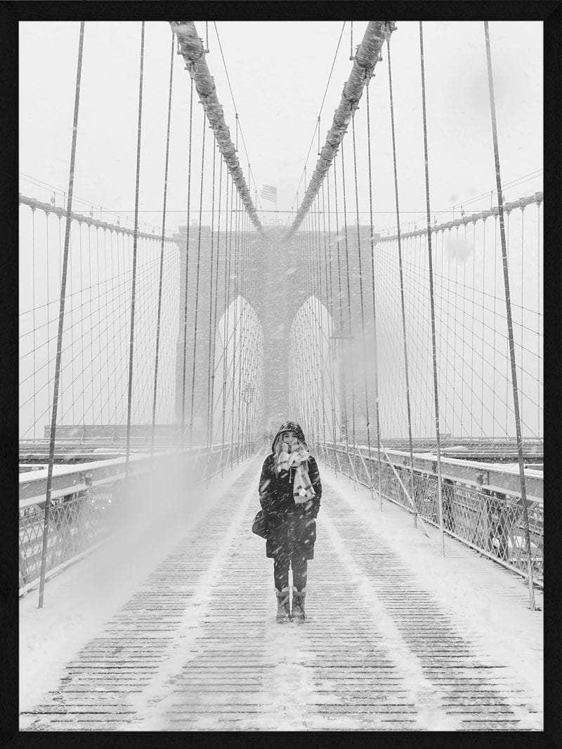 Kvinde på snedækket bro plakat