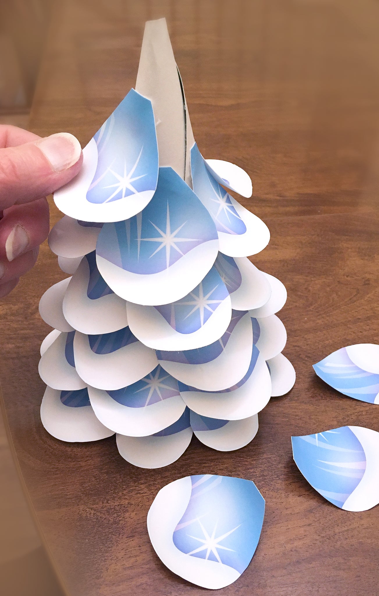 Tabletop paper Christmas trees decoration DIY project