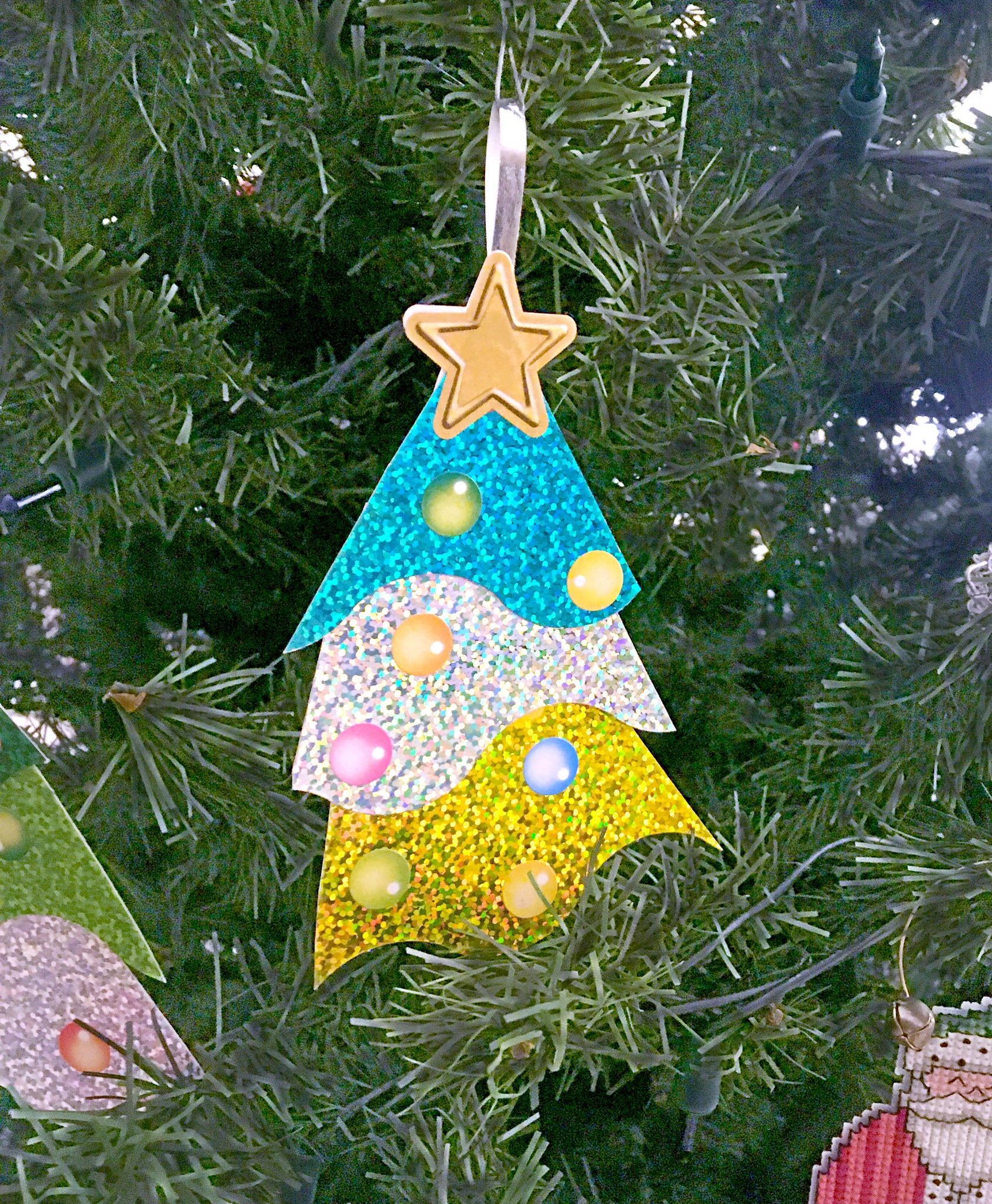 Tabletop paper Christmas trees decoration DIY project