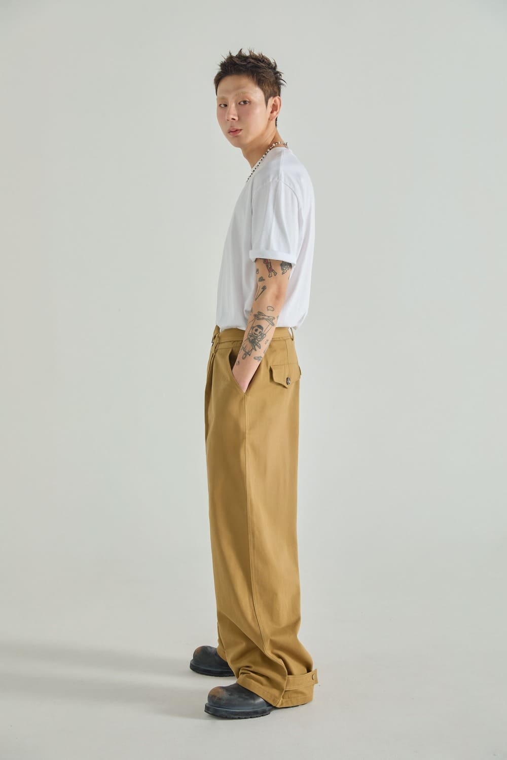 カーブドピンタックベルテッドチノパンツ