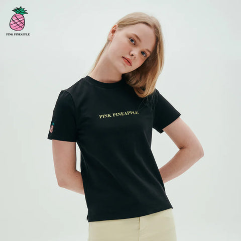 PINK PINEAPPLE(ピンクパイナップル）のロゴTシャツ