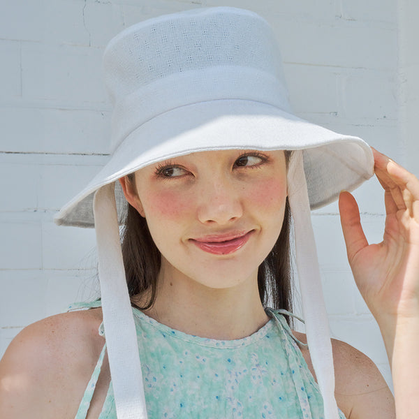 vacance strap wide bucket hat_white