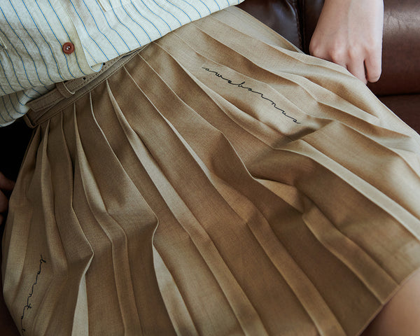 LOGO PRINT PLEATED SKIRT [BEIGE]