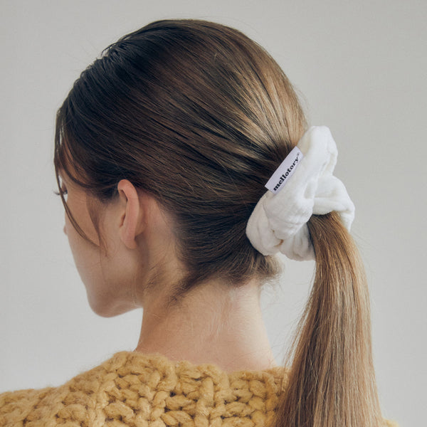 SOFT VELVET SCRUNCHIE (WHITE)