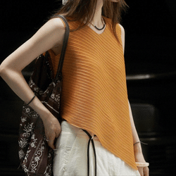 Crinkled Sleeveless Pleated Top