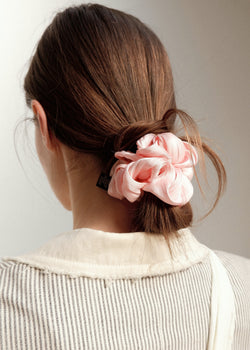 Wave Pearl Satin Scrunchie_Baby Pink