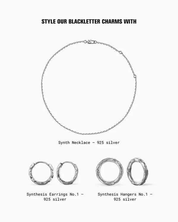 ブラックレターチャーム - S