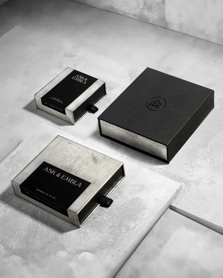 ブラックレターチャーム - Q