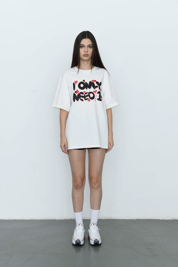 'I ONLY NEED 1' テキストTシャツ Unisex