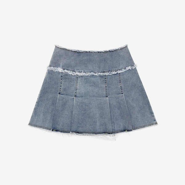 LEE KNOW's heart denim skirt.