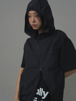 CURVED ZIPPER NYLON HOOD VEST BLACK