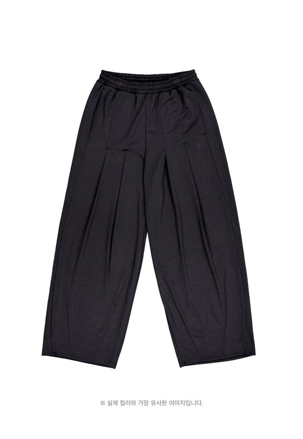 Two tuck wide fit sweat pants