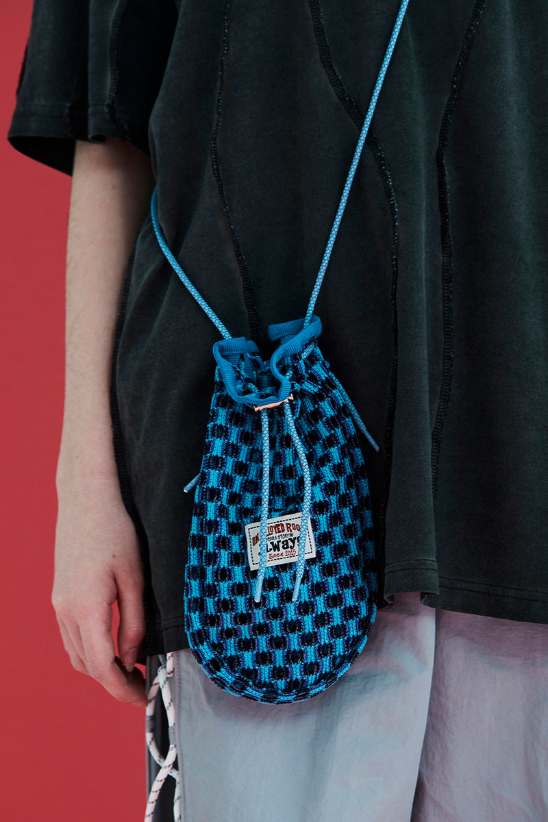 MESH KNIT STRING BAG / BLUE