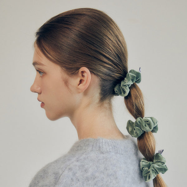 MINI VELVET SCRUNCHIE (OLIVE)