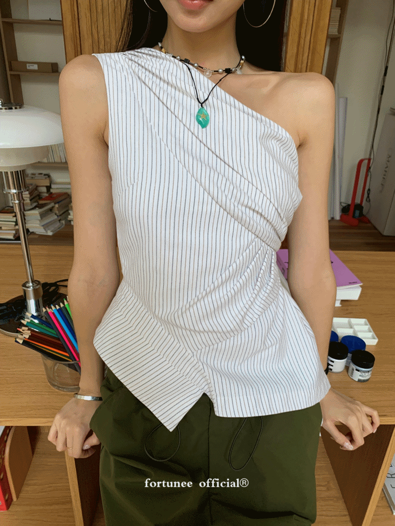One-shoulder uncut stitching sleeveless blouse