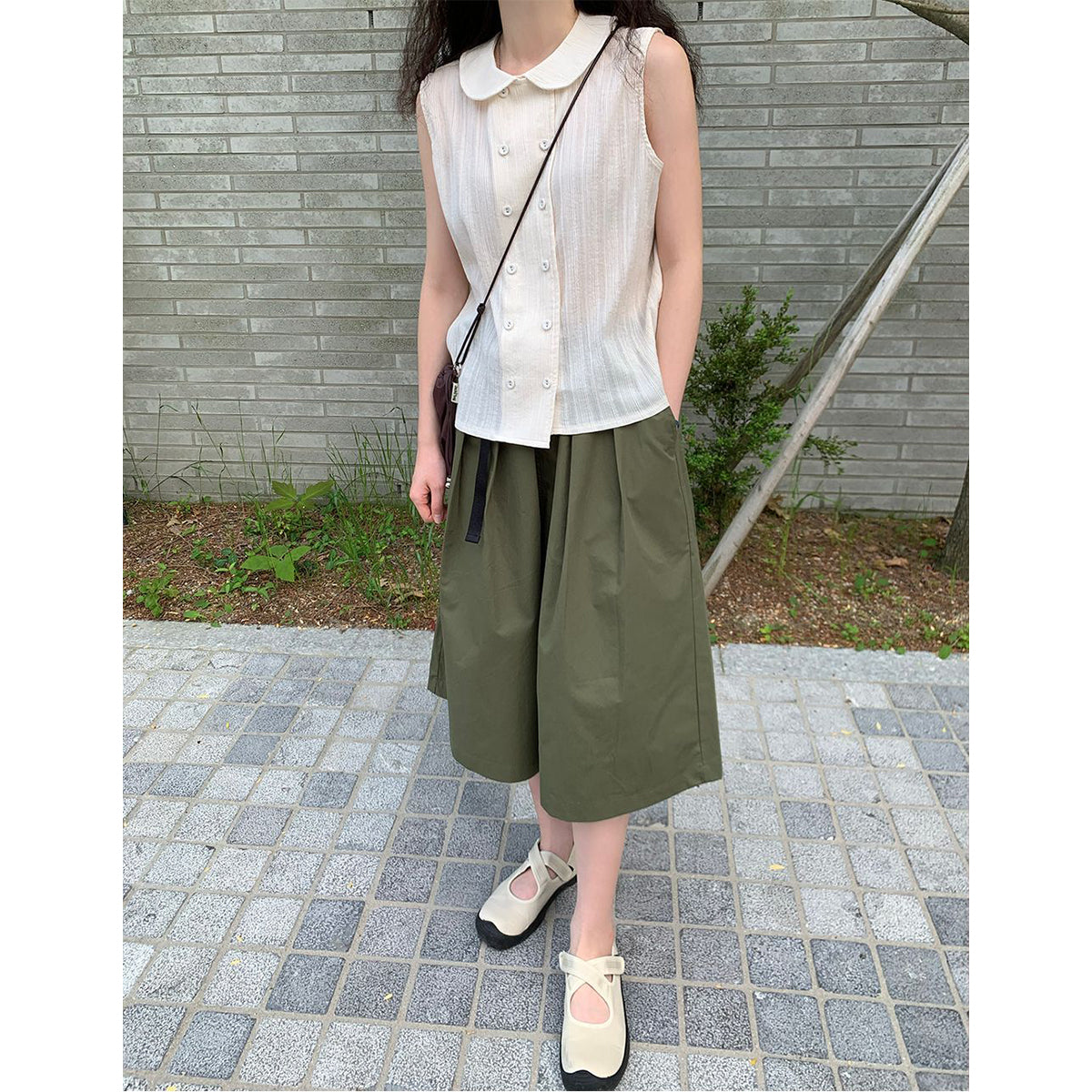 burring sleeveless blouse