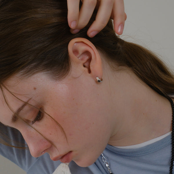 Petit stone earrings_black