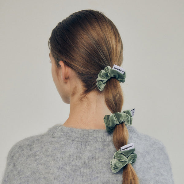 MINI VELVET SCRUNCHIE (OLIVE)