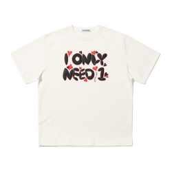 'I ONLY NEED 1' テキストTシャツ Unisex