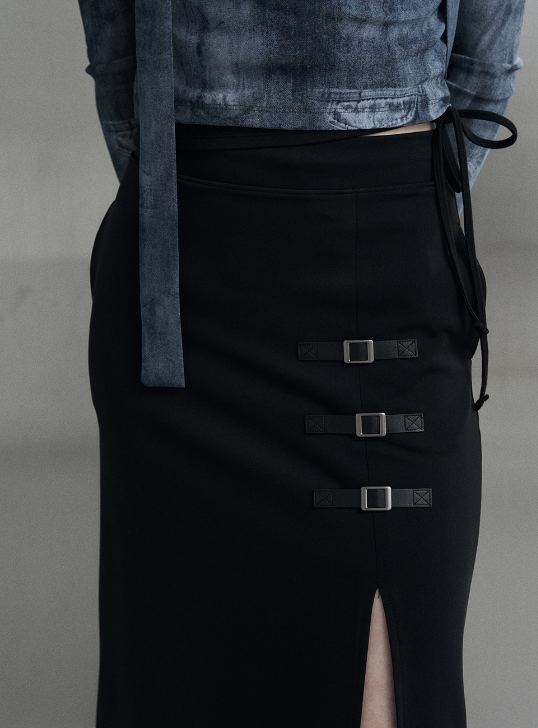 [mnem] deep slit buckle long skirt