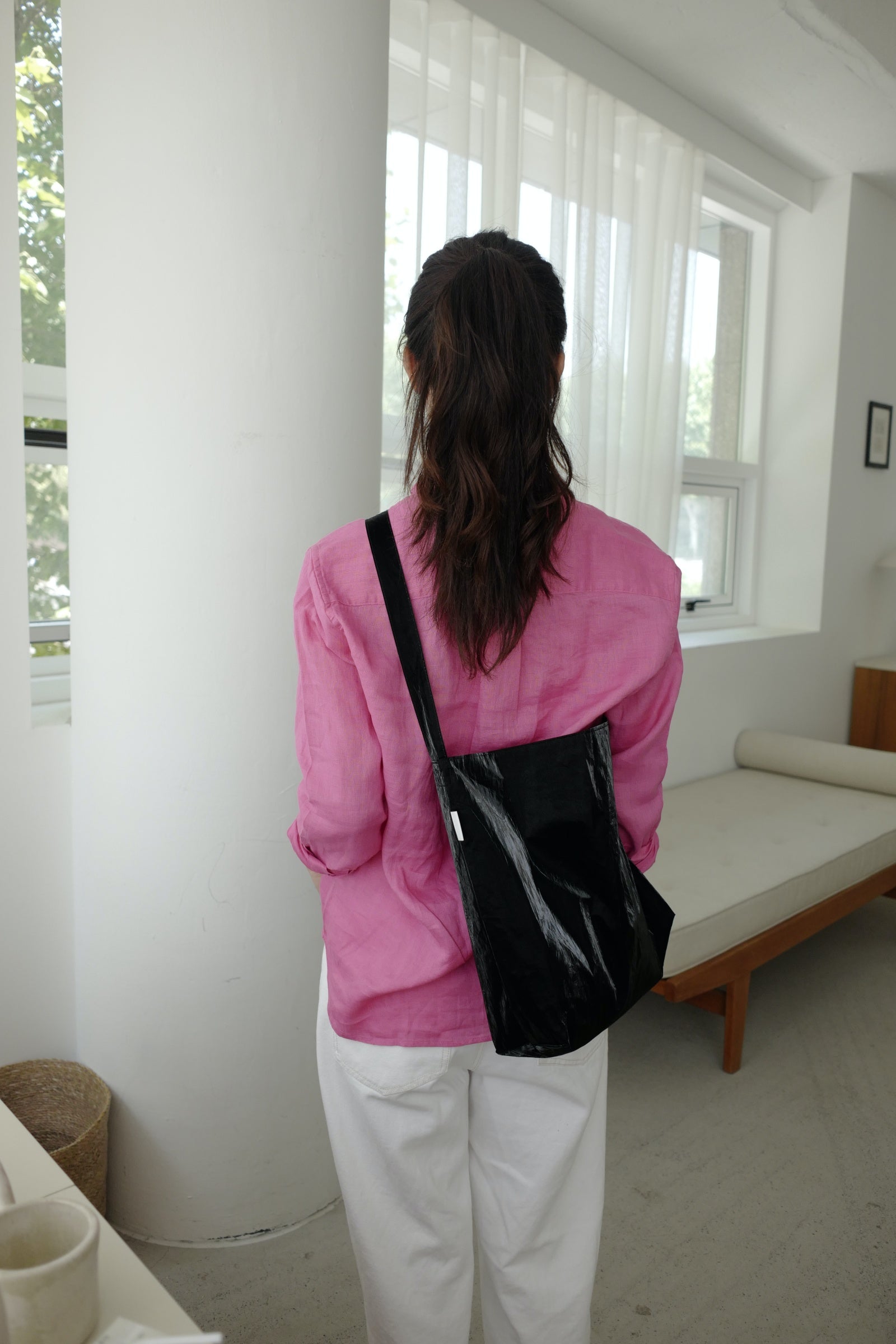 Glossy shoulder bag (black)