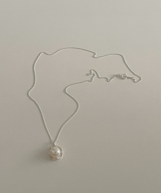 lily pearl necklace