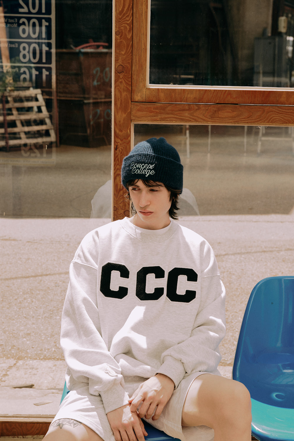 ブラックCCCワッペンスウェットシャツ・アッシュグレー［ユニセックス］/ CCC Black Patch Unisex Ash Grey Sweat Shirt