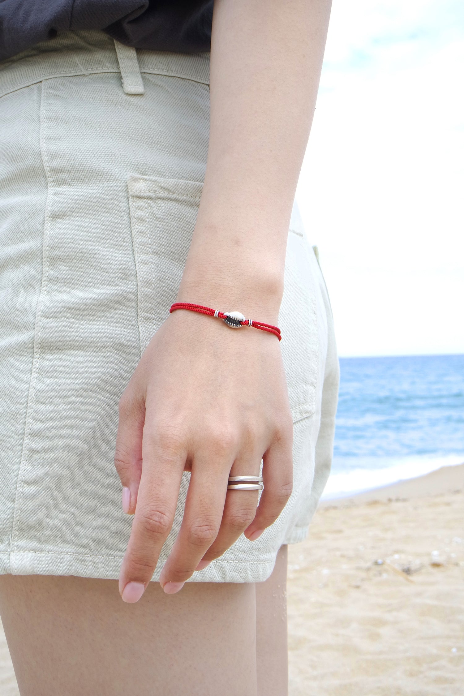 Shell string bracelet (red)