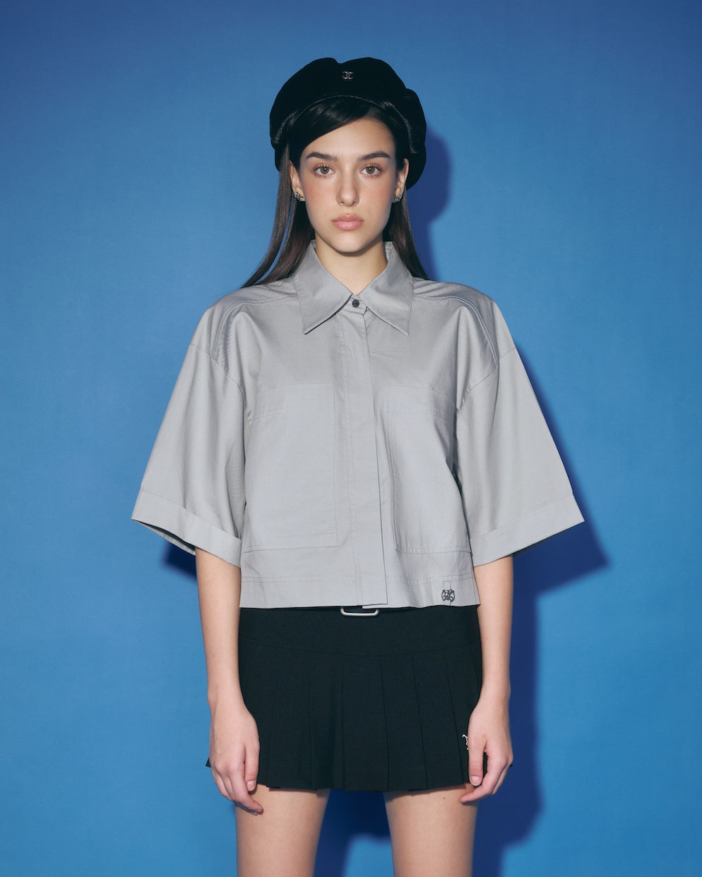 PRIVÉ CROPPED SHORT-SLEEVE SHIRT WITH METAL LOGO - GREY