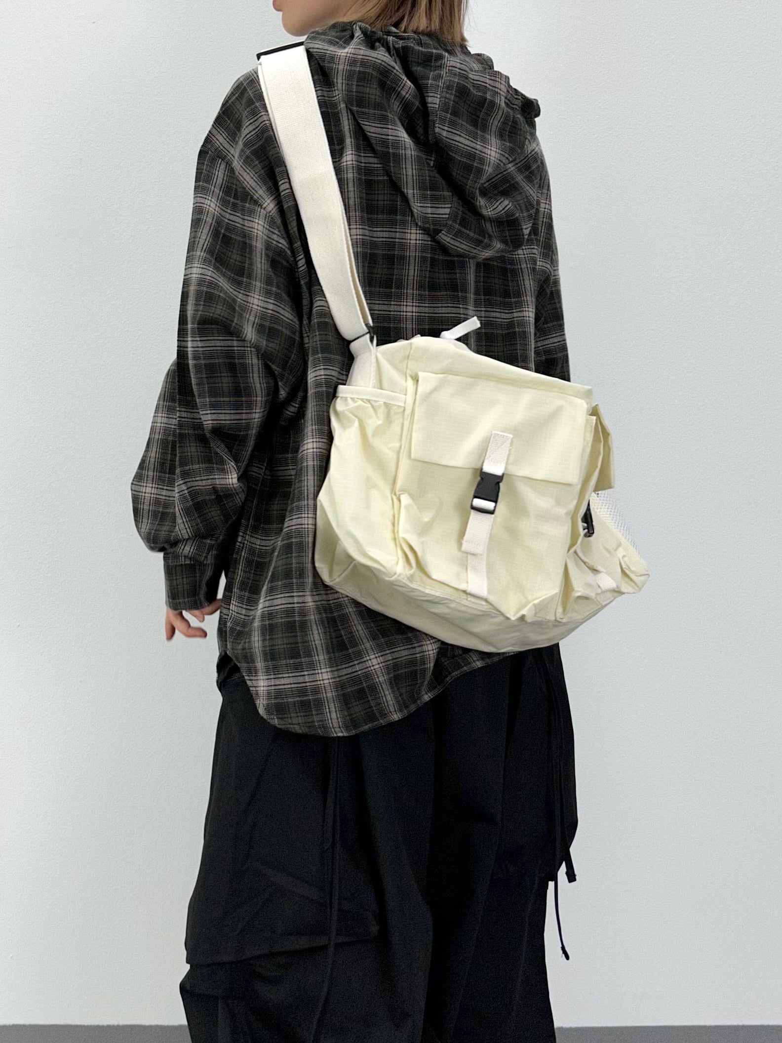 Buckle lip messenger-bag