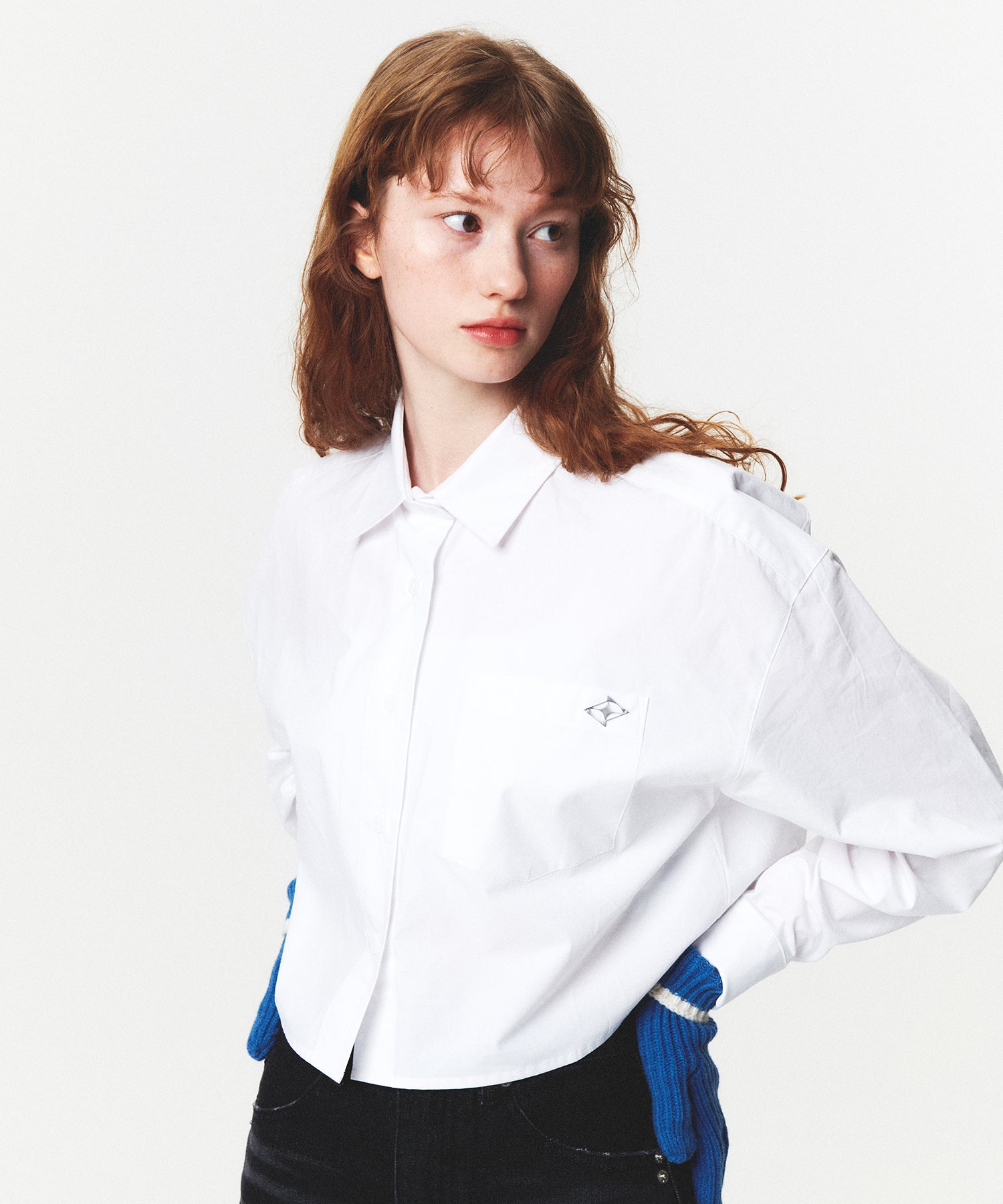 CHUCK シャープロゴクロップコットンシャツ / CHUCK SHARP LOGO CROP COTTON SHIRT (WHITE)