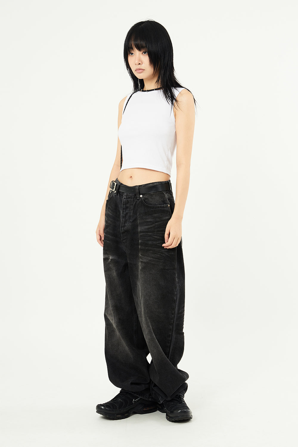 Crew-neck ribbed crop sleeveless top