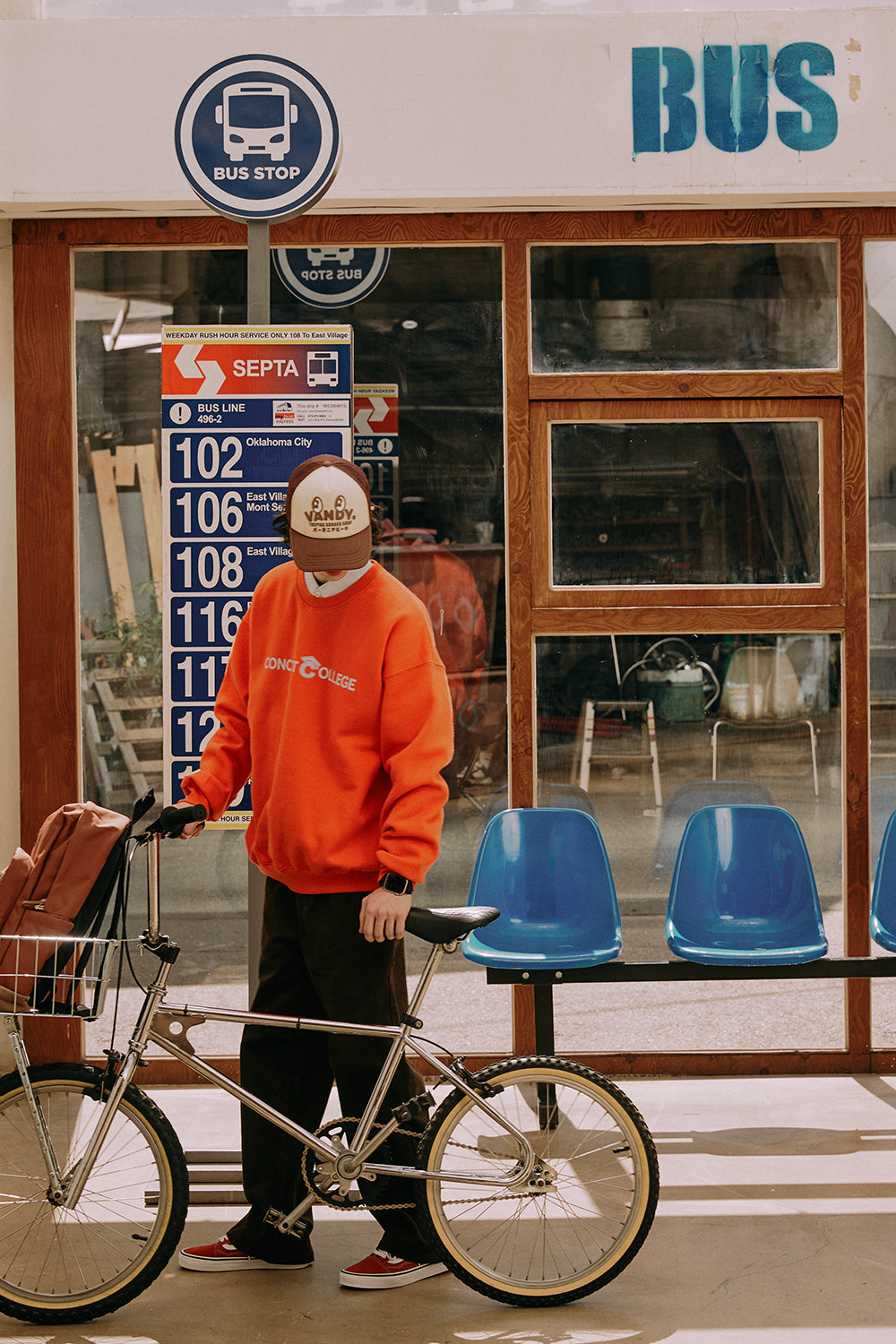 ベーシックラインロゴスウェットシャツ・オレンジ［ユニセックス］/ Basic Line Logo Unisex Orange Sweat Shirt