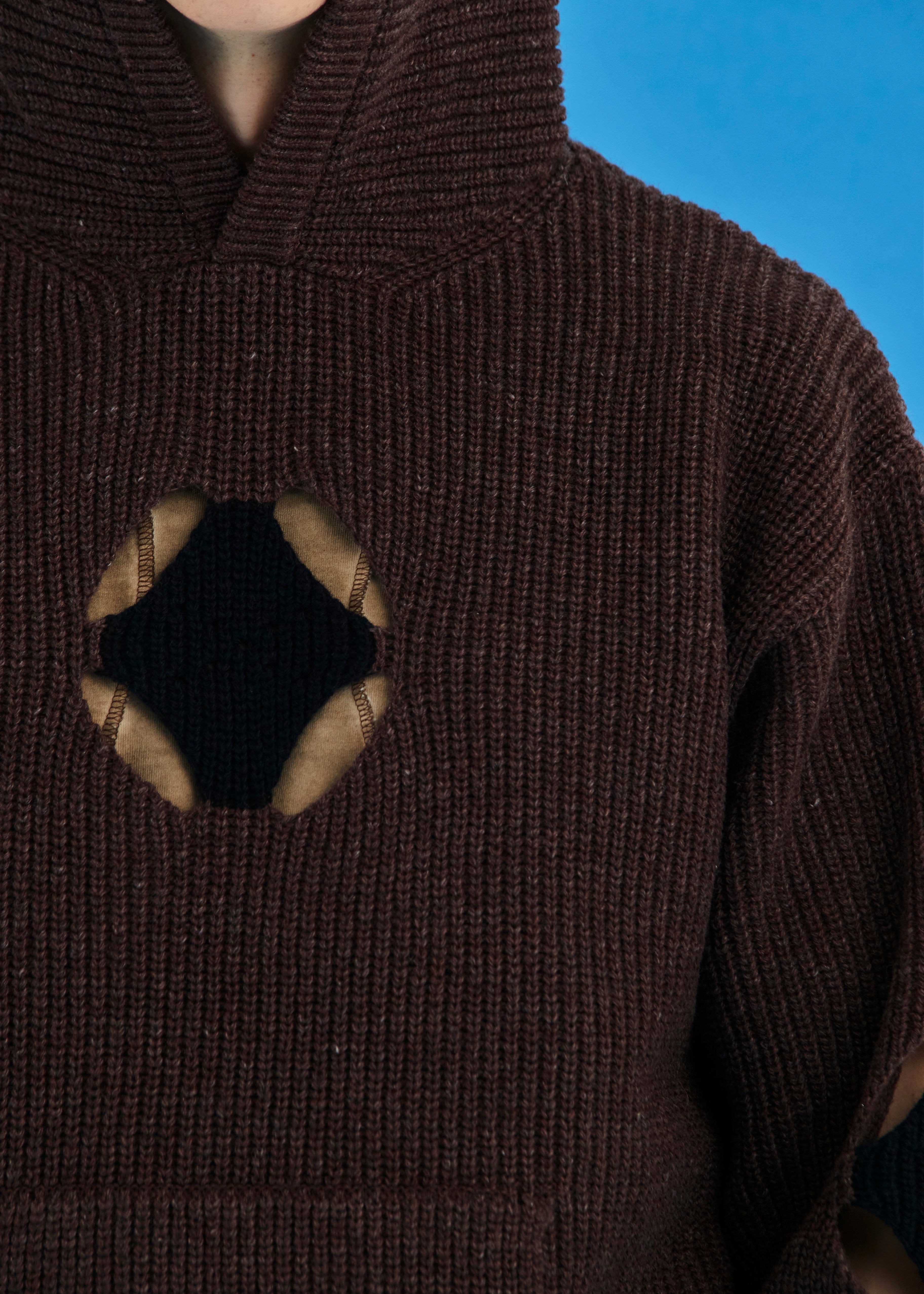 HOLE ARGYLE KNIT HOODIE / BROWN