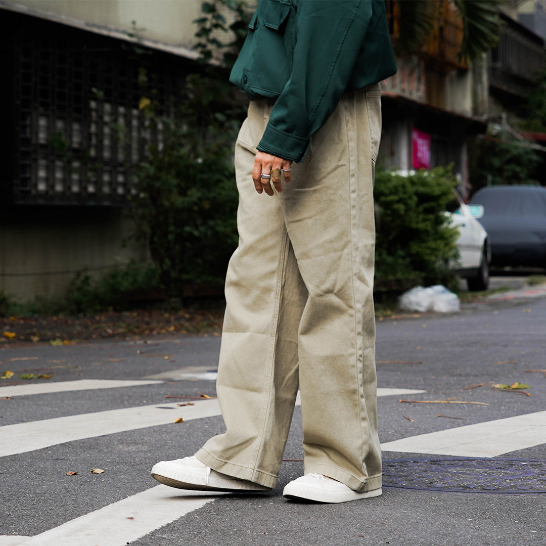 復古なカーキ色のストレートデニムパンツ