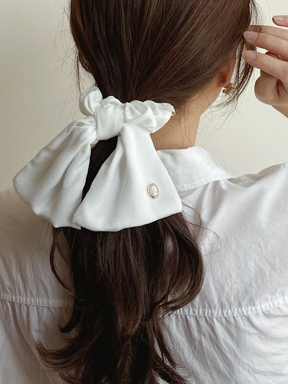 Vintage Mood Cameo Satin Ruffle Scrunchie [White]