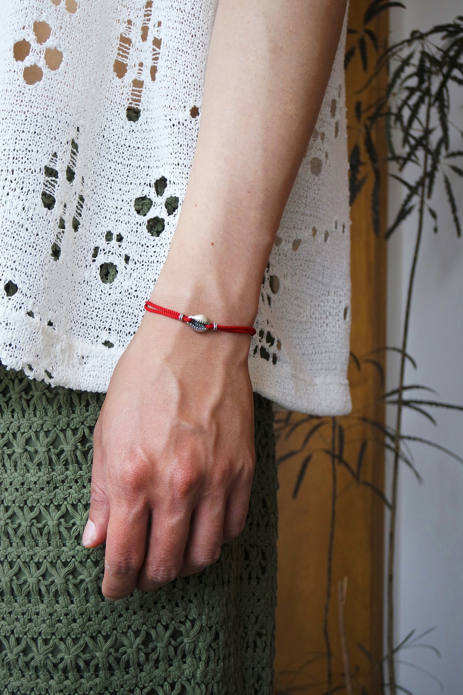 Shell string bracelet (red)