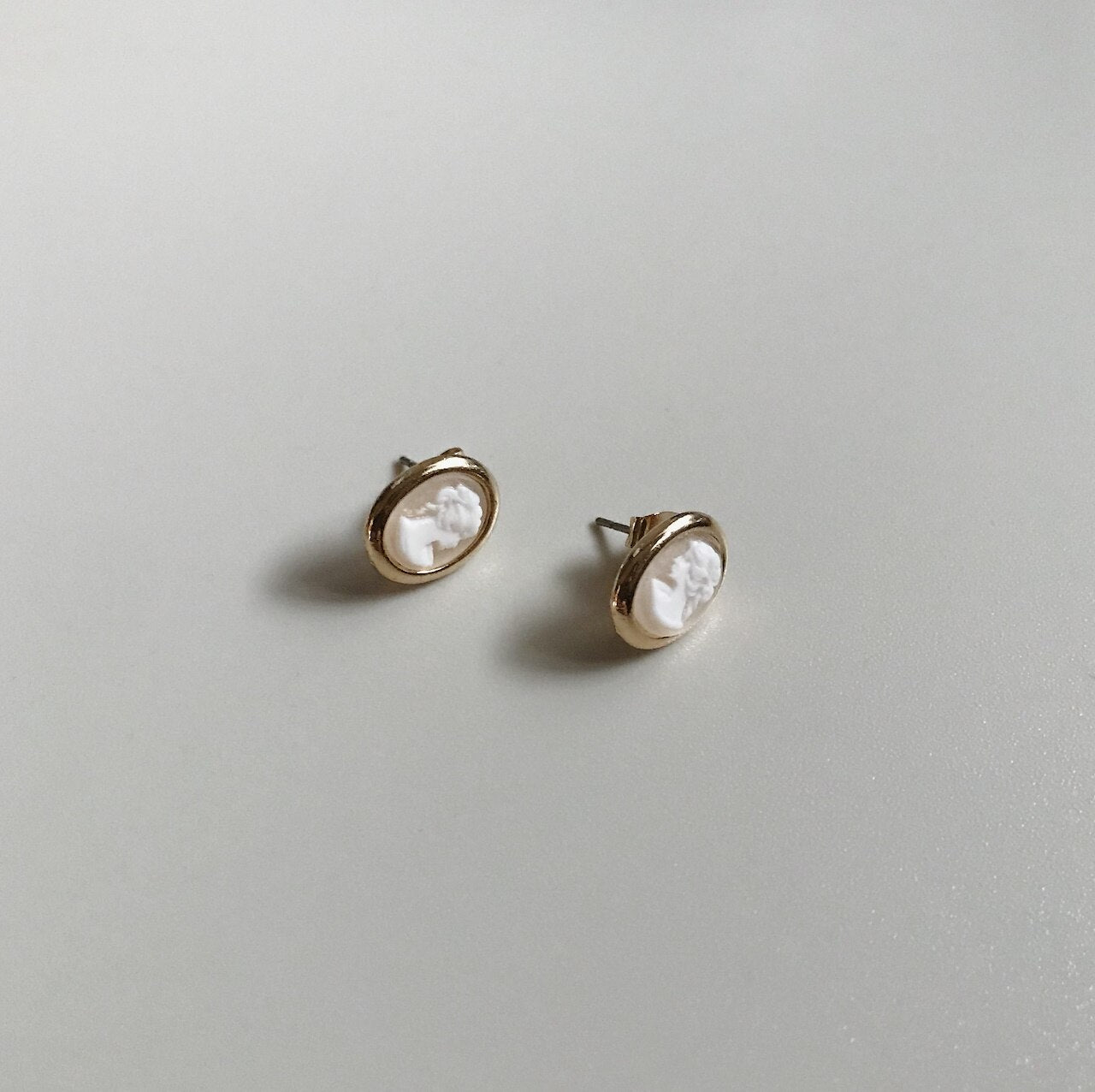 Vintage Mood Cameo petit Earring  [Cream]