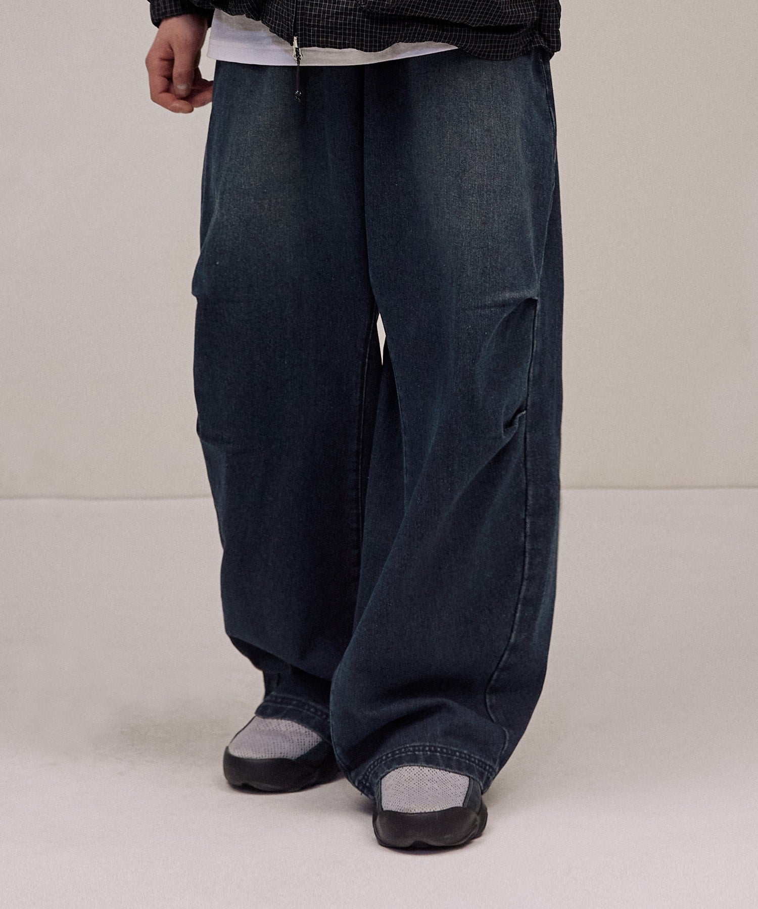 Two Tuck Washed Denim Pants-Navy