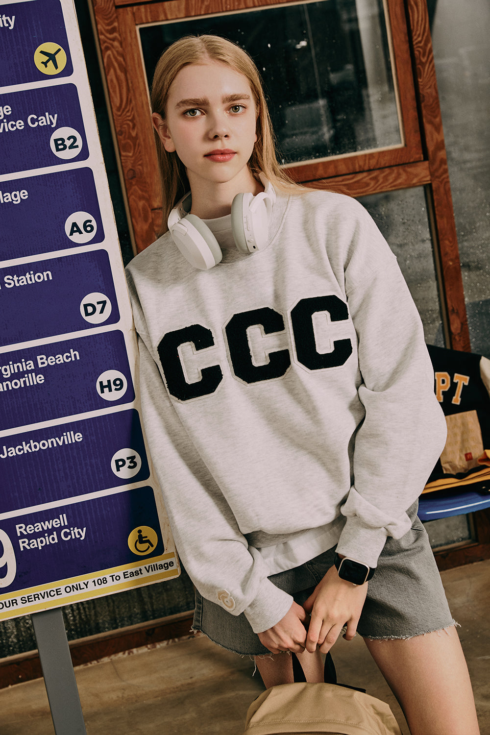 ブラックCCCワッペンスウェットシャツ・アッシュグレー［ユニセックス］/ CCC Black Patch Unisex Ash Grey Sweat Shirt