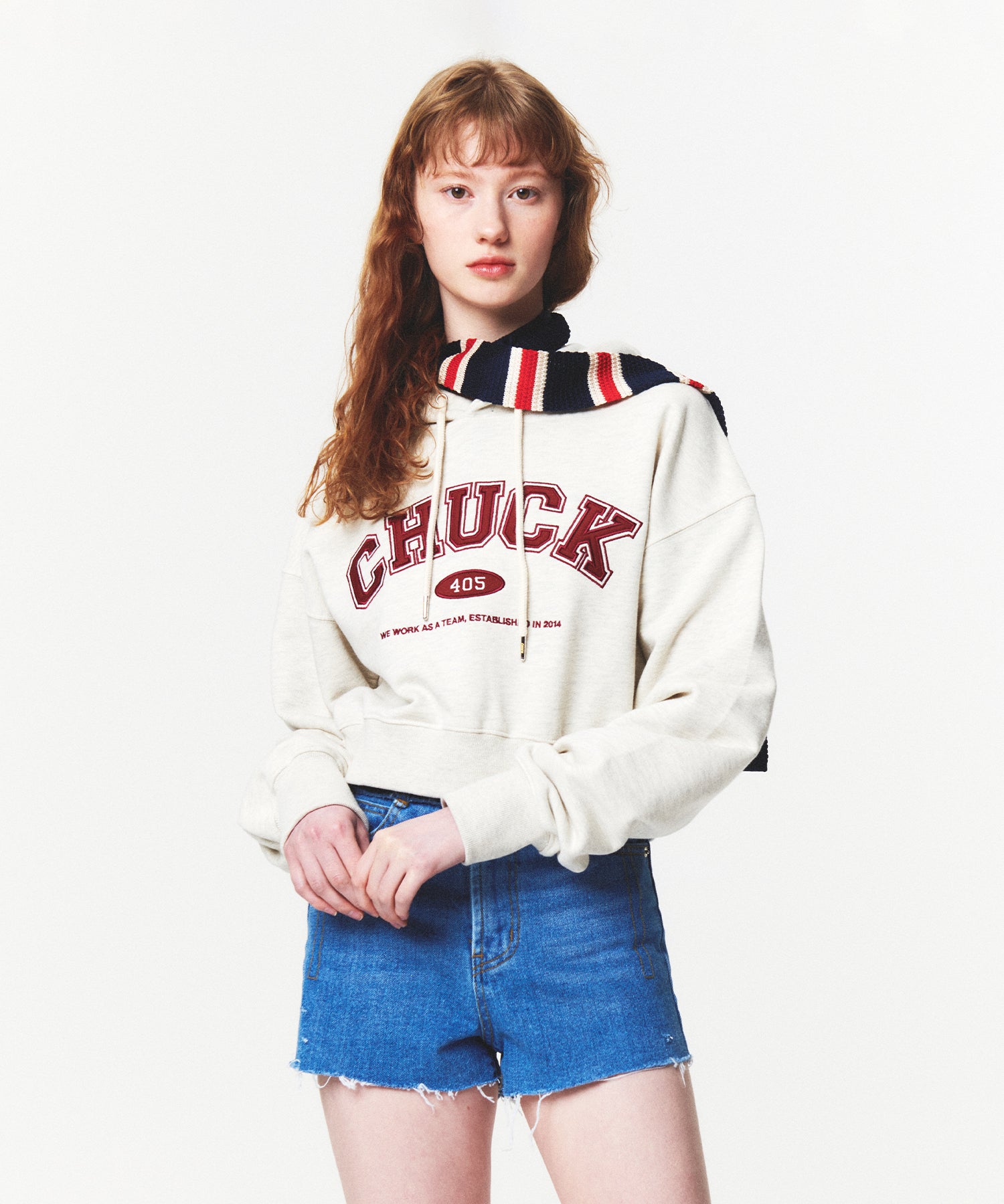 アップリケアーチロゴクロップフーディ/CHUCK APPLIQUE ARCH LOGO CROP HOODIE (OATMEAL)