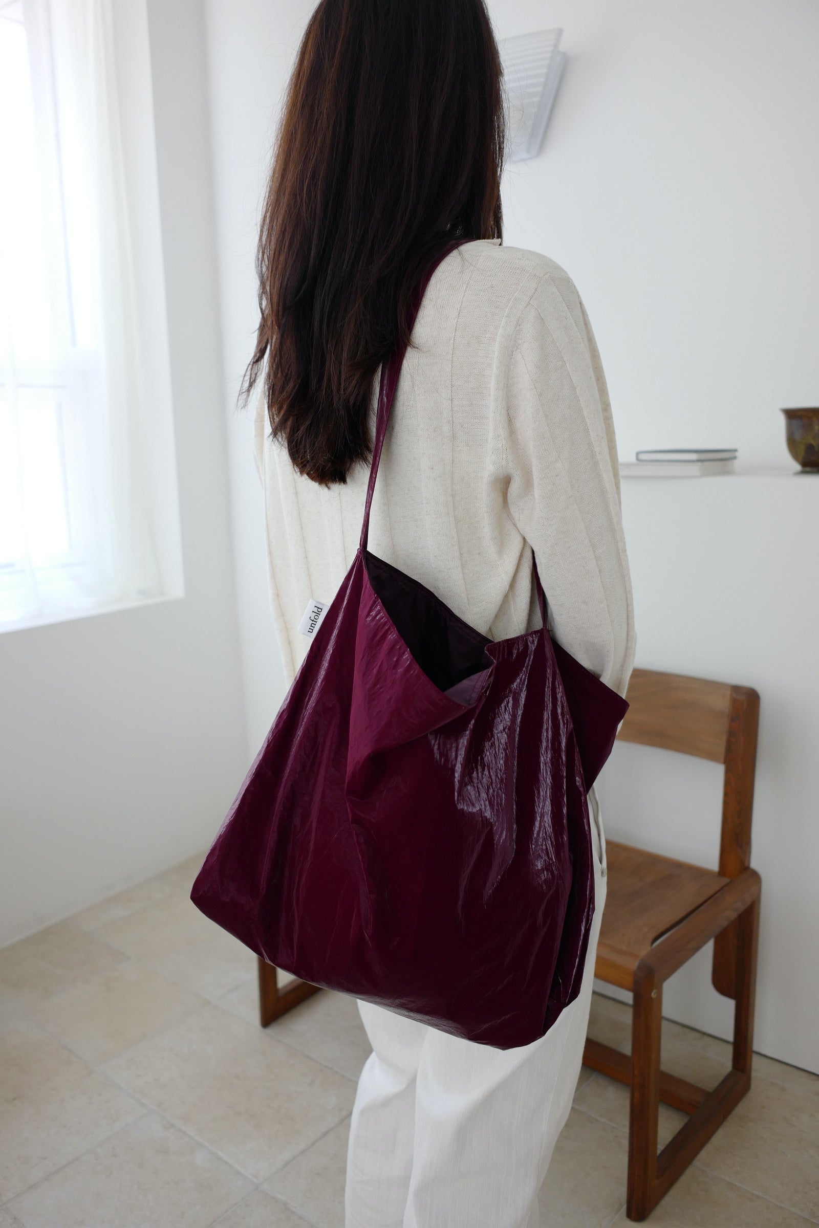 Glossy shoulder bag (wine)