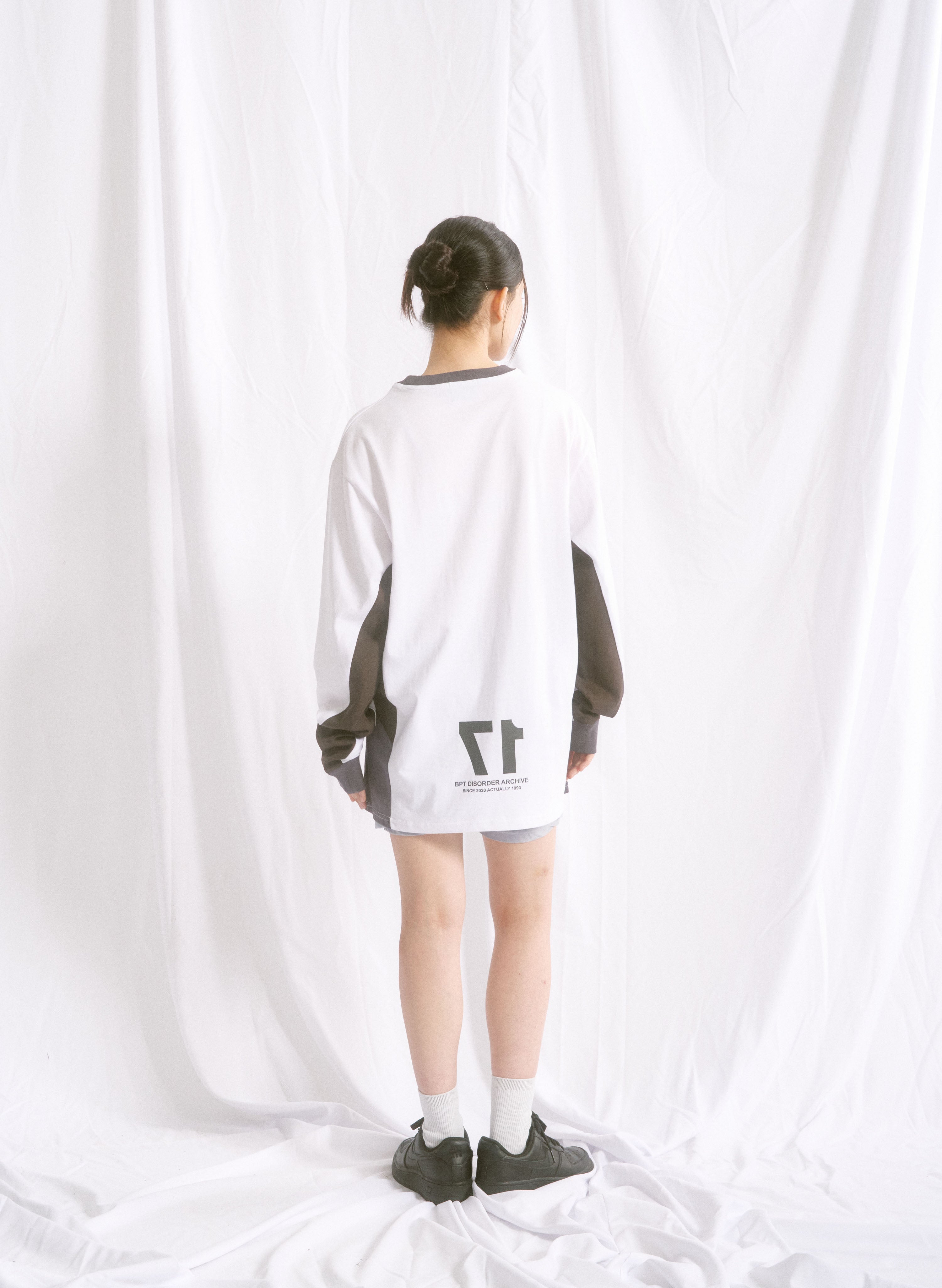 SPORTY GRAPHIC LOGO SLEEVE WHITE