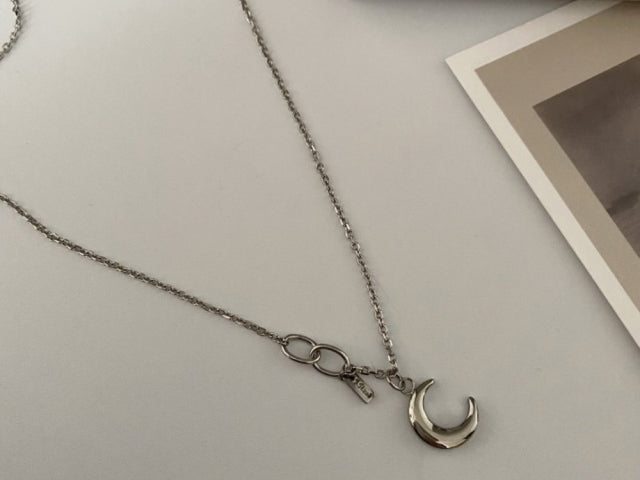 dai Unique Moon Necklace