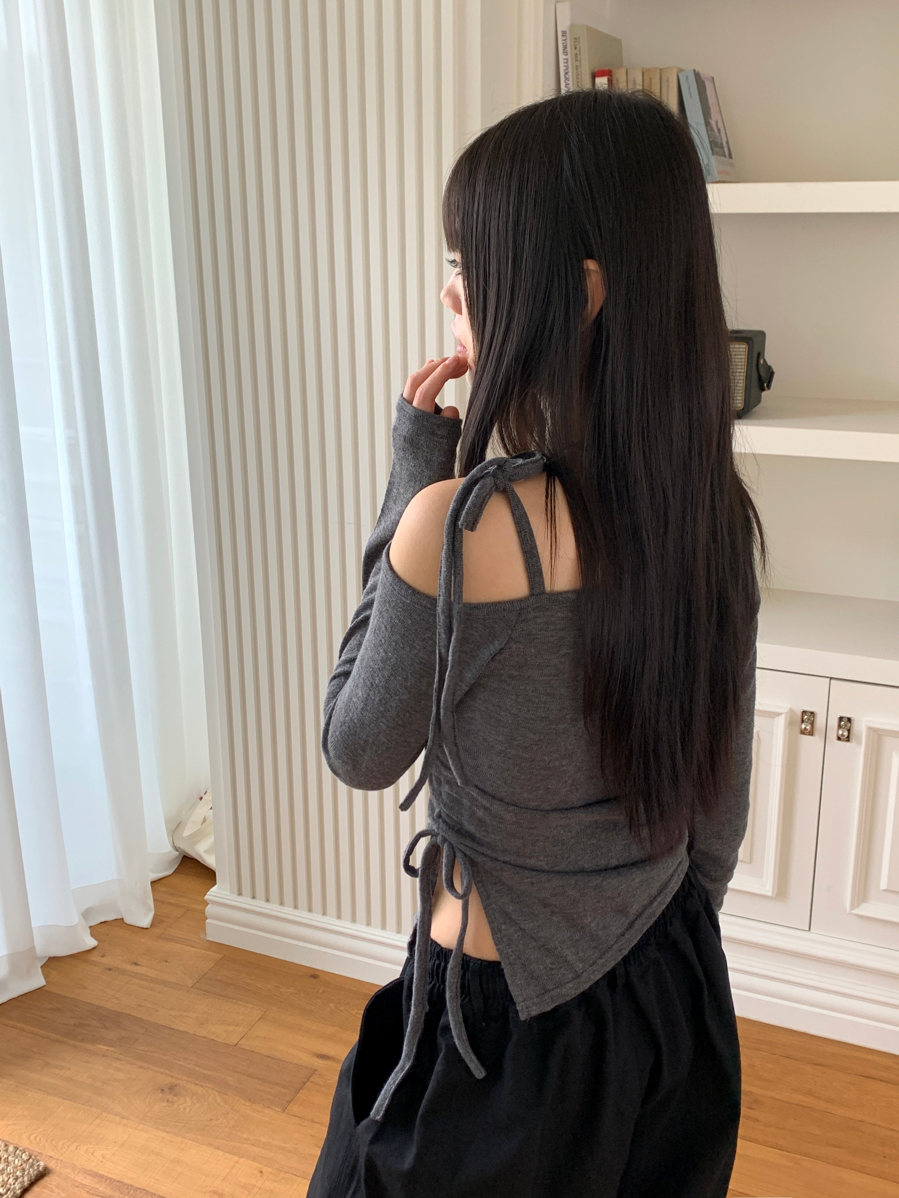 Curimi string ribbon one-shoulder long sleeve t-shirt